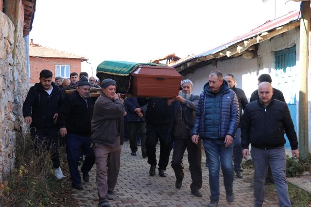 Kütahya'da ayı saldırısı sonucu öldüğü düşünülen Akçay'ın yakınları olayın aydınlatılmasını istiyor