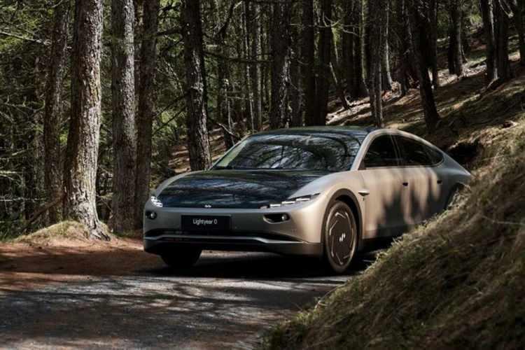 <p>Elektrikli otomobiller için en belirleyici unsurlarıun başında menzil geliyor. Markalar araçlarının menzili artırmak için daha büyük ve yeni teknoloji bataryalar, güneş panelleri veya aerodinamik yapı gibi unsurları en üst seviyeye çıkarmaya çalışıyor.</p>
