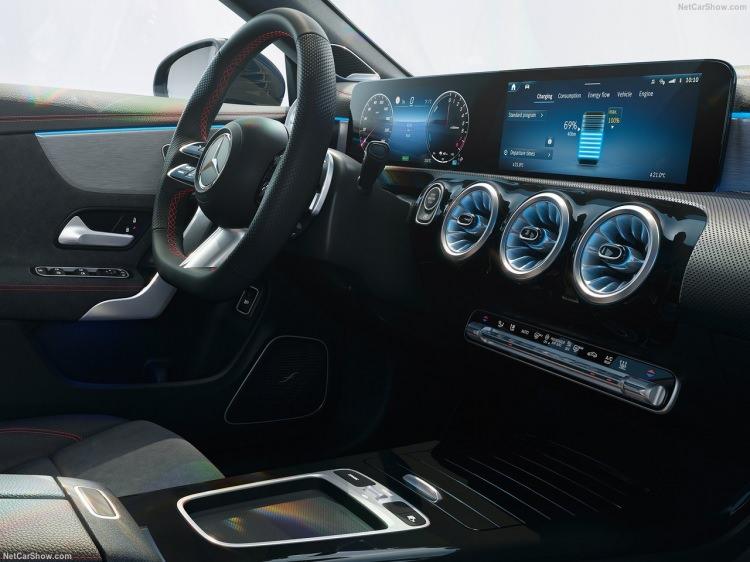 <p>Mercedes, kısa süre önce makyajlı CLA'nın örtüsünü kaldırdı.</p>
