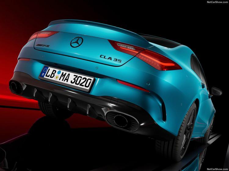 <p><strong>Mercedes CLA</strong>'nın hem coupe hem de station wagon gövde tipi üzerinde gerçekleştirilen makyaj operasyonu, kapsamlı güncellemeler yerine küçük dokunuşlar içeriyor.</p>
