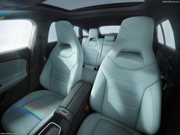 <p>Makyajlı Mercedes CLA, mevcut modele kıyasla daha fazla standart donanıma sahip. Bu donanımlar arasında modern grafiklerle sunulan Yüksek Performanslı LED farlar ve LED stoplar dikkat çekiyor. </p>
