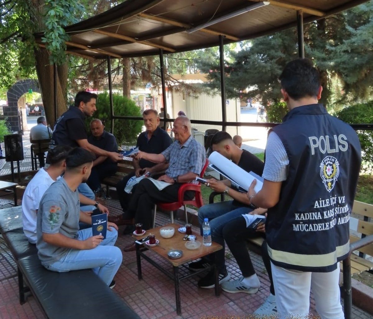 Malatya’da polis ekipleri Kadına El Kalkamaz adlı broşür dağıttı #1
