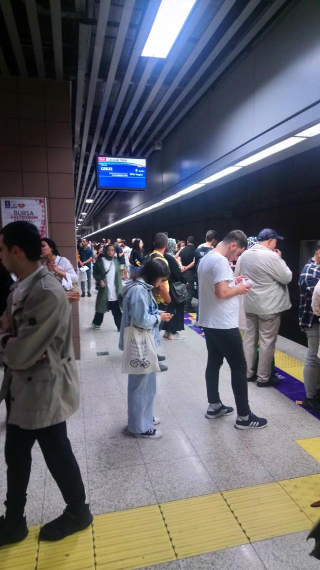 Marmaray metrosunda arıza! Seferler tek yönlü gecikmeli yapılıyor, duraklarda yoğunluk var