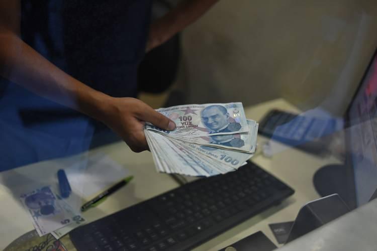 <p>Paket yürürlüğe girdikten sonra SGK kamu bankalarıyla bir anlaşma yaparsa, prim borçları için bankalar devreye girebilecek.</p>
