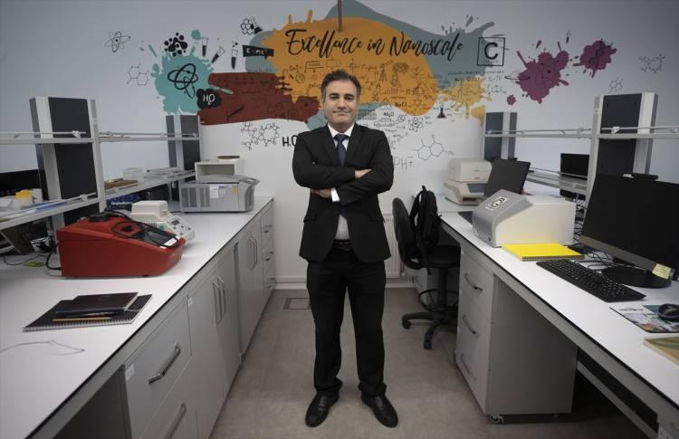 <p>Bu kapsamda, 2020 yılında Grafen ile Güçlendirilmiş Hafif ve Mukavemetli Zırh Malzemelerinin Geliştirilmesi (GRAKOR) Projesi'ne başlandı.</p>

<p>Nanografi​​​​​​​ şirketi tarafından yürütülen projeyle grafen katkılanmış nanokompozitler, fiber kumaşlarla birleştirilerek grafenle güçlendirilmiş fiber takviyeli, personel korumaya yönelik polimer kompozit zırh malzemesi geliştirildi.</p>
