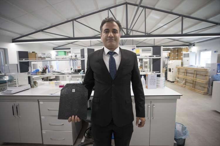 <p>Piyasada yaygın olarak kullanılan zırh plakası örnekleri genellikle 1200 ila 1600 gram ağırlığa sahip olurken, proje kapsamında ilgili standarda göre üretilen ve atış testleri uygulanan prototipler ise 1580 grama karşılık geliyor. Proje kapanışının ardından yapılan iyileştirmelerle aksesuarsız zırh plakası ağırlığı 950 grama kadar düşürüldü.</p>
