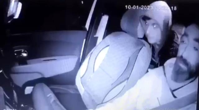Müşteri gibi bindiği takside sürücüye kaldırım taşı ile saldırdı! Dehşet anları araç kamerasında