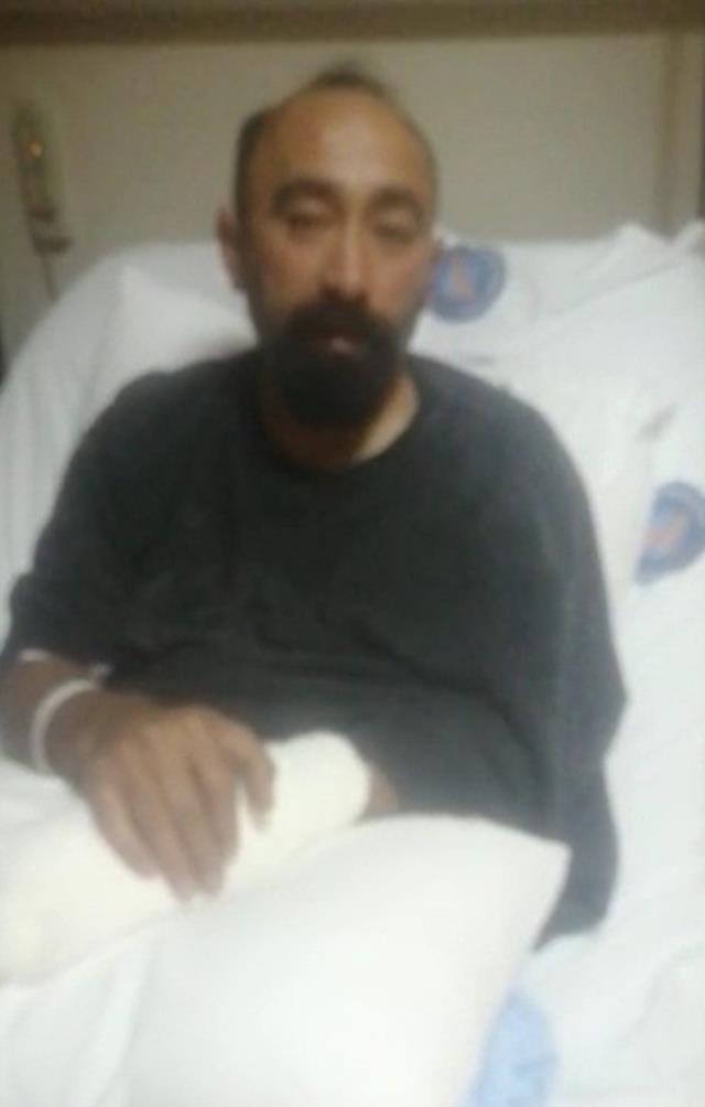 Müşteri gibi bindiği takside sürücüye kaldırım taşı ile saldırdı! Dehşet anları araç kamerasında