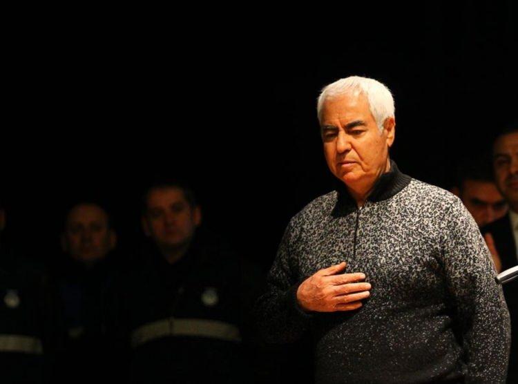<p> Yarın Teşvikiye Camisi'nden öğle namazını müteakip cenazesi kaldırılacak. Büyükçekmece Mezarlığı'na annemin yanına defnedilecek.