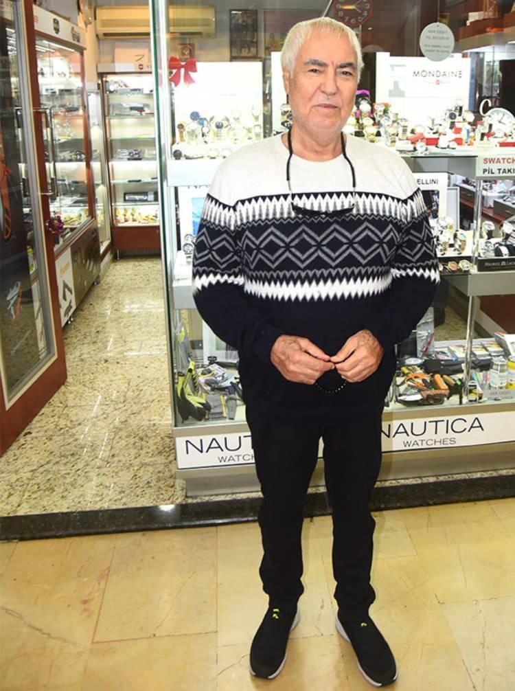 <p>Denizli Er Eğitim Merkezi'nde askerliğini yaptıktan sonra memleketi Birecik'e döndü. Ardından da 1960 yılında İstanbul'a gitti, </p>
