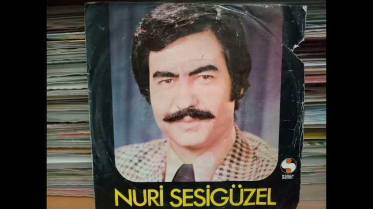 <p>Bu yanık sesli Urfalı delikanlı müzik dünyasının dikkatini çeker. Soyadı Sesigüzel olarak değiştirilir. Ardından 'Kore Dağlarında Kar Bölük Bölük' adlı ilk 45'liğini yapar. Bu kez onun gözü Ankara'dadır. Çünkü, Ankara Radyosu sesini bütün Türkiye'ye duyurmaktadır.</p>
