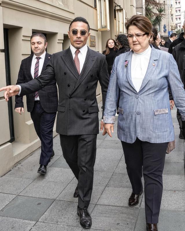 Nusret Gökçe, yeni mekanın gelirinin bir kısmını Aile ve Sosyal Hizmetler Müdürlüğü'ne bağışladı
