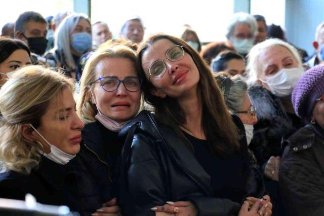 Ölüm acısı yaşayan Özge Ulusoy, babasının kaza esnasında kırılan saatini paylaştı