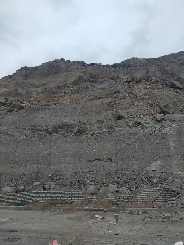 Dev kayalar yeni yerleşim yerindeki evlerin üzerine düştü