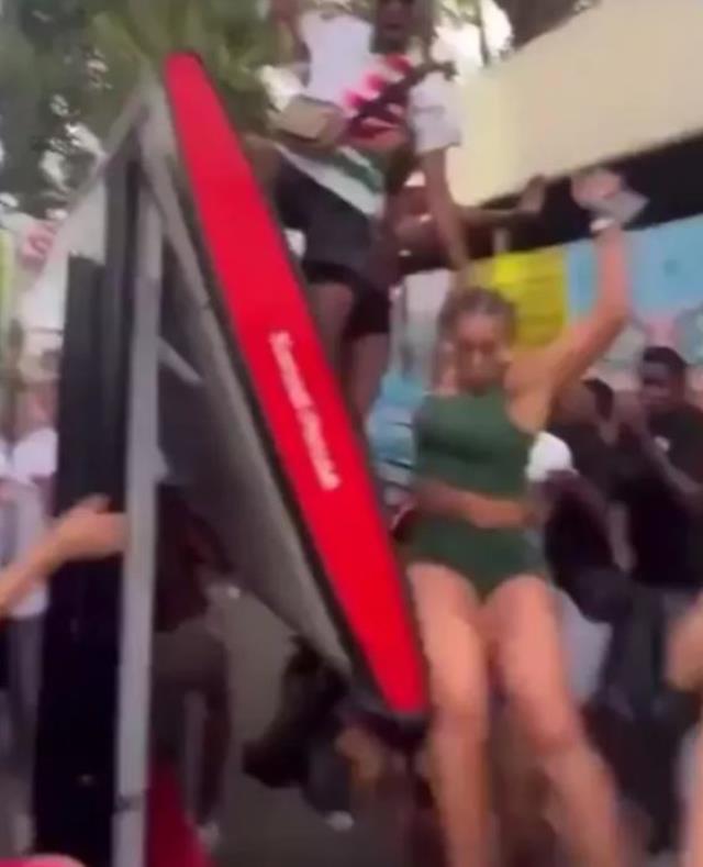 Otobüs durağının çatısında twerk yapan genç kadının sonu kötü oldu