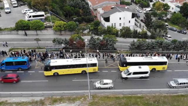 Otobüs sırası uzadı! Öğrenciler derse geç kaldı