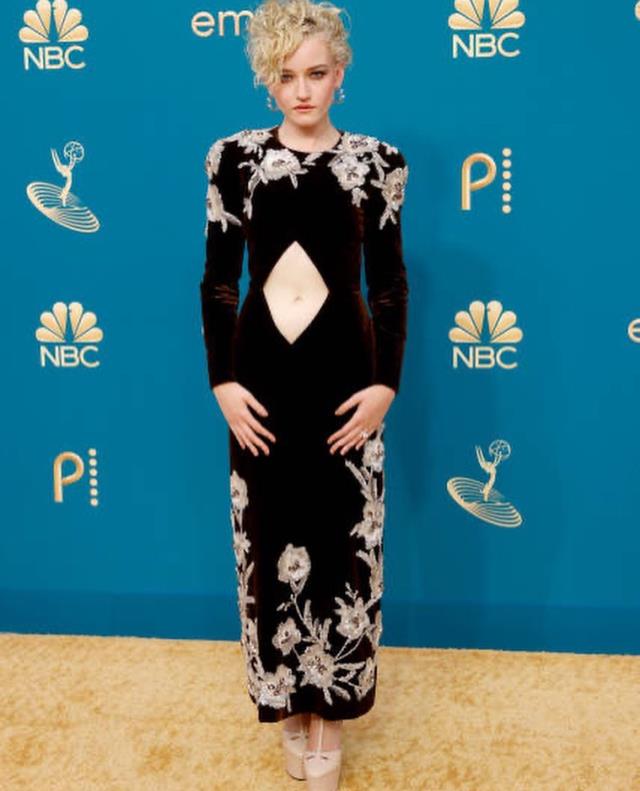 Oyuncu Julia Garner, göbek dekolteli elbisesiyle Emmy Ödül Töreni'ne damga vurdu