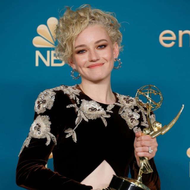 Oyuncu Julia Garner, göbek dekolteli elbisesiyle Emmy Ödül Töreni'ne damga vurdu