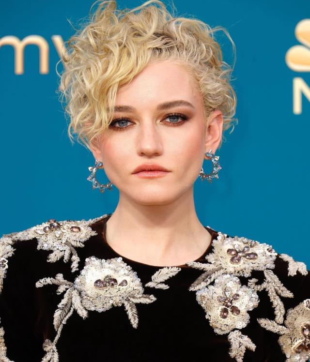 Oyuncu Julia Garner, göbek dekolteli elbisesiyle Emmy Ödül Töreni'ne damga vurdu