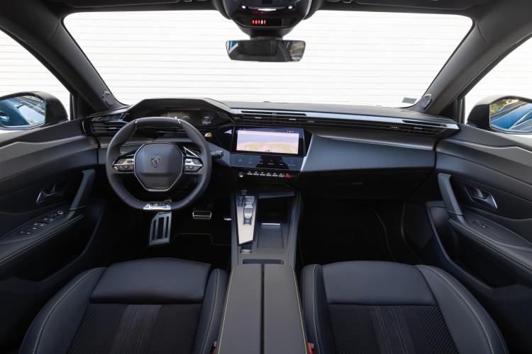 <p>Dünyanın en köklü otomobil markalarından biri olan PEUGEOT, yeni 408 modeliyle SUV kodlu dinamik silueti ve kusursuz Fastback tasarımıyla kalıpları kırıyor. Ekim 2022’deki Paris Otomobil Fuarı’nda dünya tanıtımı yapılan yeni PEUGEOT 408, 2023’ün ilk aylarında kademeli olarak yollara çıkmaya başlayacak. </p>

