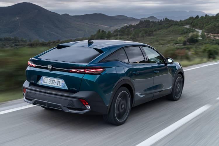<p>PEUGEOT, son yıllarda SUV 2008, SUV 3008 ve SUV 5008 modelleriyle yakaladığı başarıyı, yeni 308 ile sürdürerek her modeliyle sınıfının referans noktası olmayı başardı. PEUGEOT, yeni 408 ile son derece rekabetçi C segmentindeki ürün çeşitliliğini artırırken, markanın bu sınıftaki başarısını devam ettiriyor. Yeni PEUGEOT 408, modern dünyadaki insanların bir otomobilden bekledikleri tüm ihtiyaçları karşılıyor.   </p>

