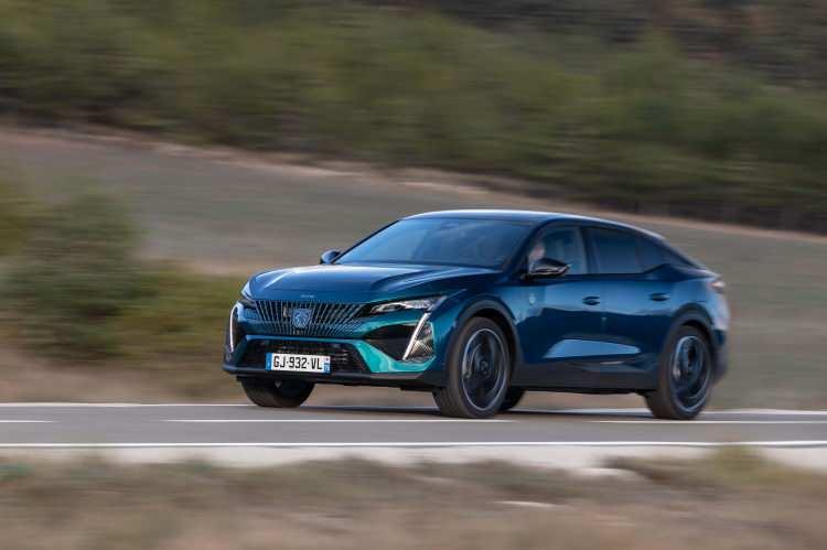 <p><strong>SUV kodlarıyla harmanlanan dinamik ve yenilikçi Fastback tasarımın benzersiz çekiciliği</strong></p>

<p>Yeni 408’in tasarımında ilk göze çarpan, markanın özgün kedi duruşu marka aidiyetine gönderme yapıyor. Keskin tasarım çizgileriyle birlikte ön tasarım, yeni aslan başlı PEUGEOT logosuna gururla ev sahipliği yapıyor. Arka tamponun ters kesimi göz alıcı profile güçlü bir görünüm kazandırıyor. Yeni PEUGEOT 408, 20 inçlik jantlar ve 720 mm çapında tekerleklerle yere sağlam basıyor, güven veriyor. Önde, aslan dişi tasarımı ışık imzası, arkada üç pençeli LED stop lambaları gibi detaylar 408’i, PEUGEOT ailesine mükemmel bir şekilde entegre ediyor.</p>

