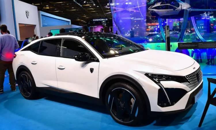 <p>408, C segmentinde alışık olunmadık, güçlü SUV kodları barındıran göz alıcı bir Fastback karoser formunda dış tasarıma sahip. EMP2 platformu kullanılarak üretilen 408,  4.687mm uzunluğa, 1.859 mm (aynalar katlı) genişliğe ve 2.787 mm dingil mesafesiyle sınıfının limitlerini zorluyor. </p>
