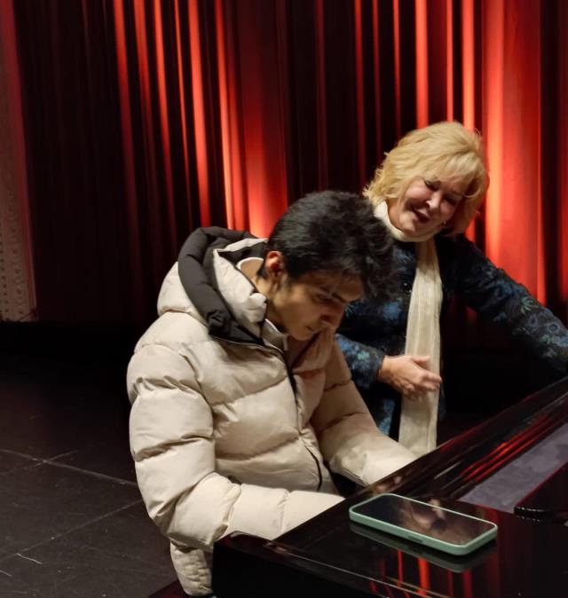 Piyano çalarak herkesin gönlüne taht kuran kuryeye dünyaca ünlü isimden destek! Hayalleri gerçek oldu
