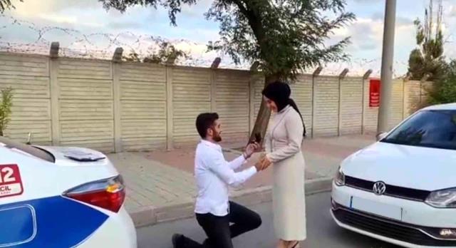 Polis denetiminde megafonunu eline alan genç nişanlısına evlenme teklifi etti