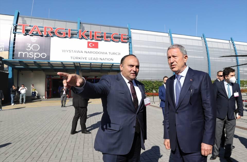 <p>Akar, resmi ziyaret kapsamında geldiği Polonya'da, MSPO Uluslararası Savunma Sanayi Fuarı'nın yer aldığı Kielce kentine geçti.</p>

<p> </p>
