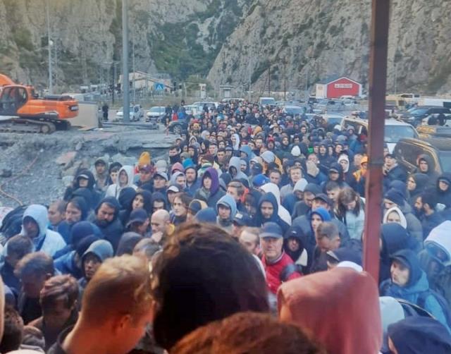 Polonya ve Türkiye'den sonra Rusların yeni adresi Gürcistan! 20 kilometrelik kuyruk oluşturdular