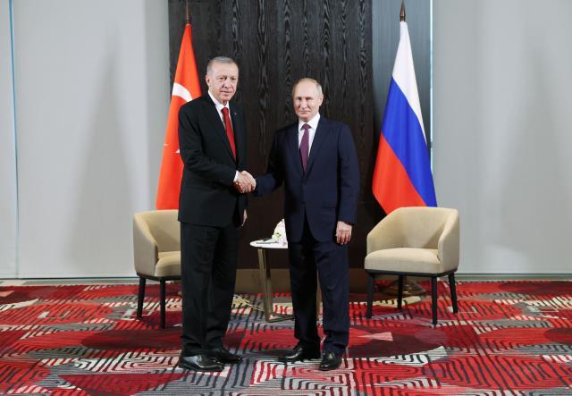 Putin'in Şangay Zirvesi'nde Cumhurbaşkanı Erdoğan'ı ayakta beklediği görüntüler gündem oldu