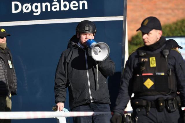 Aşırı sağcı Paludan Danimarka'da cami karşısında Kur'an-ı Kerim yaktı