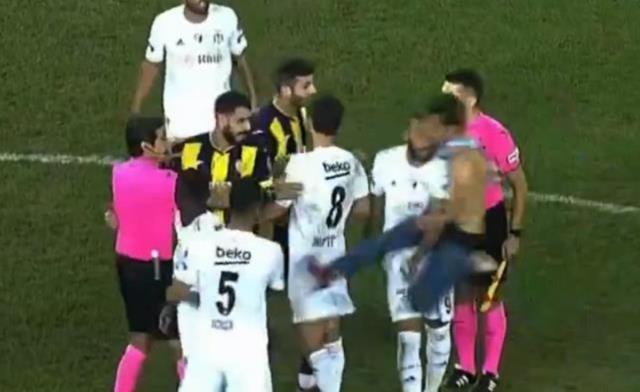 Sahaya girip Beşiktaşlı futbolculara saldıran şüphelinin 3 yıla kadar hapsi istendi