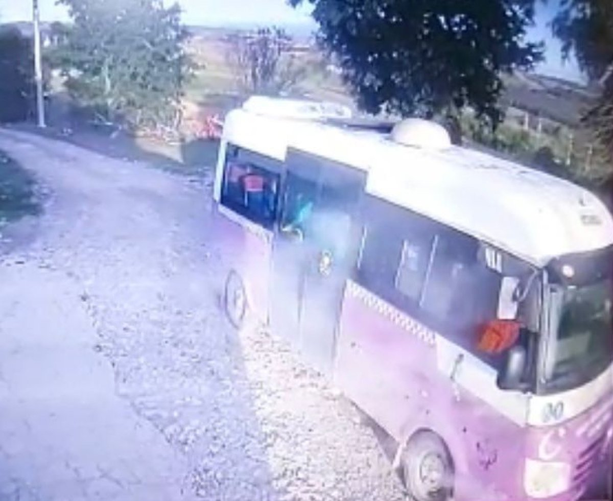 Sakarya’da yangın çıkan serviste öğrencilerin panik anları kamerada #1