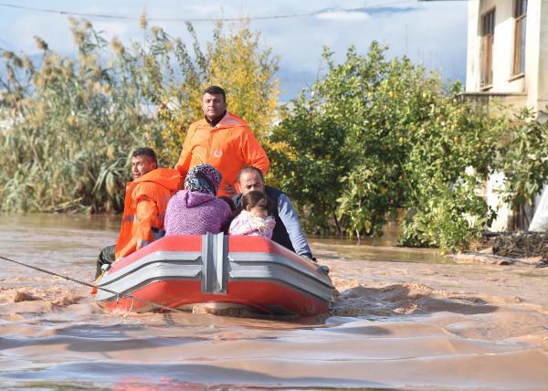 Selin vurduğu Kumluca'da sera ve ekili alanlar sular altında! Ürünler ziyan oldu, çevredeki vatandaşlar mahsur kaldı