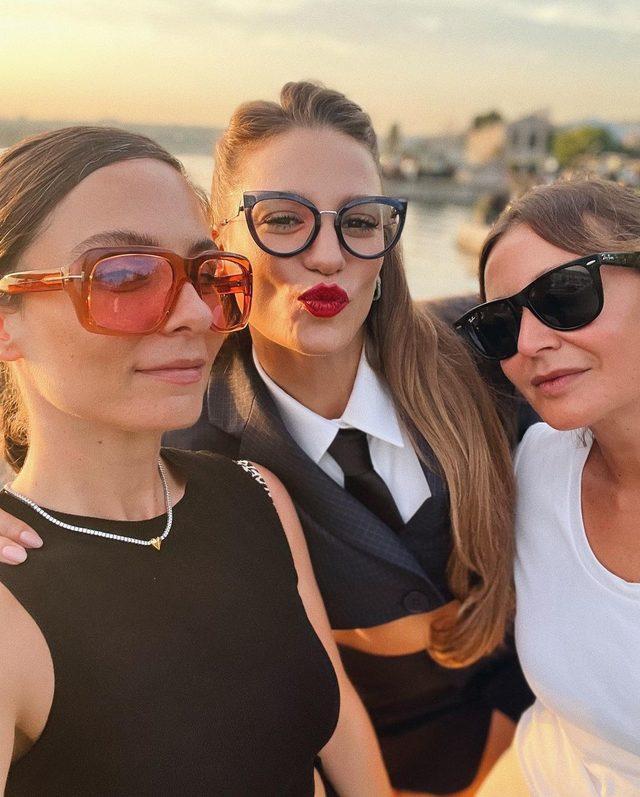 Serenay Sarıkaya mini etekli poz 4