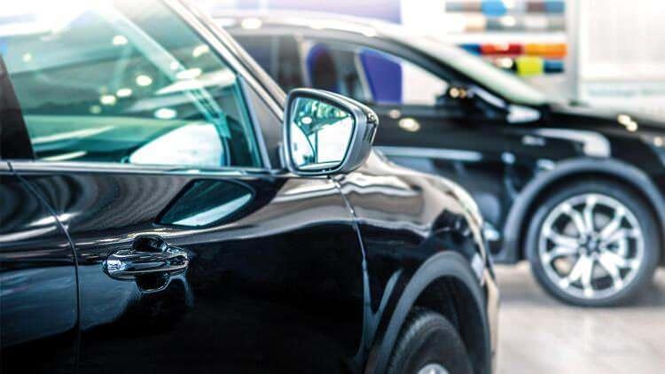 <p>Bugünden itibaren otomobil ve arazi taşıtlarının pazarlanması veya satışı ancak ilk tescil tarihinden itibaren 6 ay ve 6 bin kilometre geçmiş olması koşuluyla yapılabilecek. Böylelikle oto alım satım yapanların, bayilerden sıfır araçları toplayıp yüksek fiyata satması engellenecek.</p>
