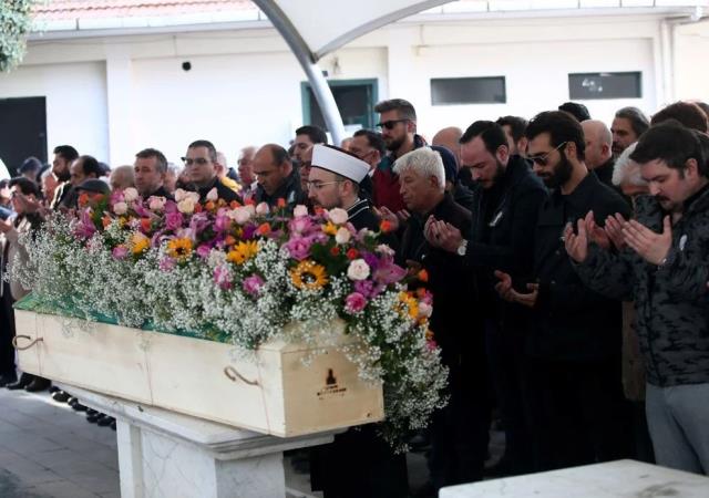 Sıla babasını toprağa verdi! Cenazede tabut detayı dikkat çekti