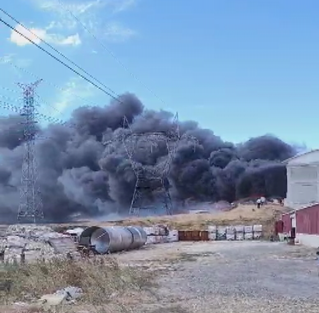 Silivri'deki Fabrika Yangınına İtfaiye ve AFAD Müdahale Ediyor