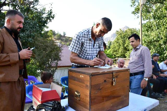 Şırnak'ta ilginç takı geleneği: Oy kullanır gibi sandık kuruldu, zarflar atıldı