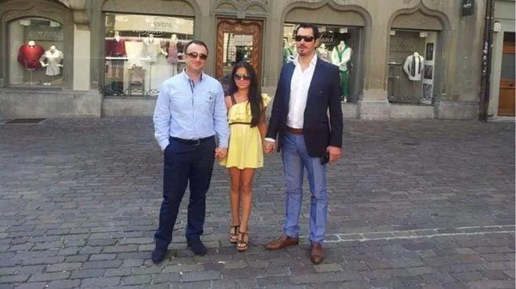Adnan Oktar'ın adamları Serra Muhammed Valipour ile birlikte.