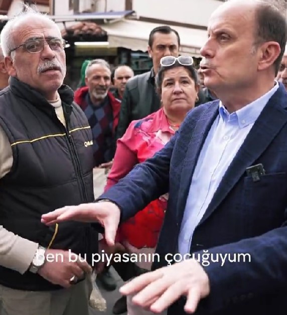 Sokağa inen AK Partili adaydan ilginç sözler: Büyüt büyüt, öv beni