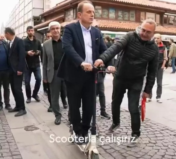Sokağa inen AK Partili adaydan ilginç sözler: Büyüt büyüt, öv beni