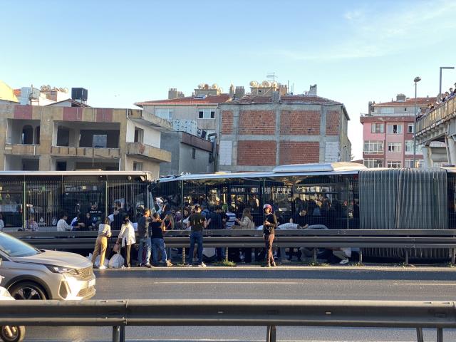 Son dakika! Avcılar'da iki metrobüs kafa kafaya çarpıştı: Çok sayıda yaralı var