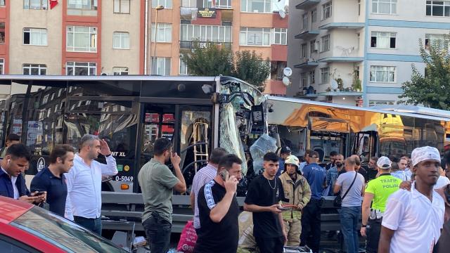 Son dakika! Avcılar'da iki metrobüs kafa kafaya çarpıştı: Çok sayıda yaralı var