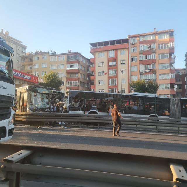 Son dakika! Avcılar'da iki metrobüs kafa kafaya çarpıştı: Çok sayıda yaralı var