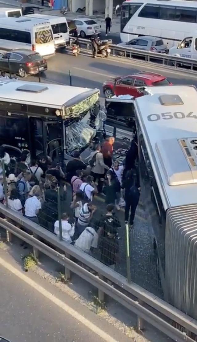 Son dakika! Avcılar'da iki metrobüs kafa kafaya çarpıştı: Çok sayıda yaralı var