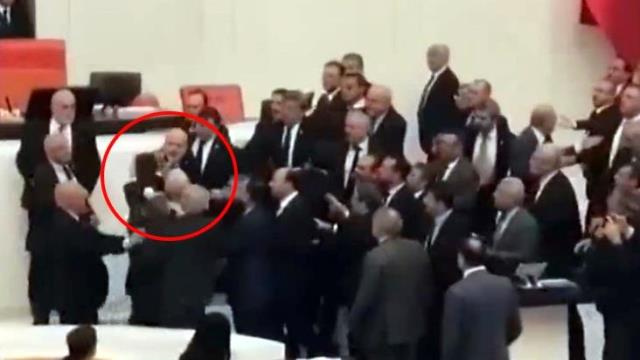 Son dakika! Genel Kurul'da AK Parti ve İYİ Parti milletvekilleri arasında yumruklu kavga