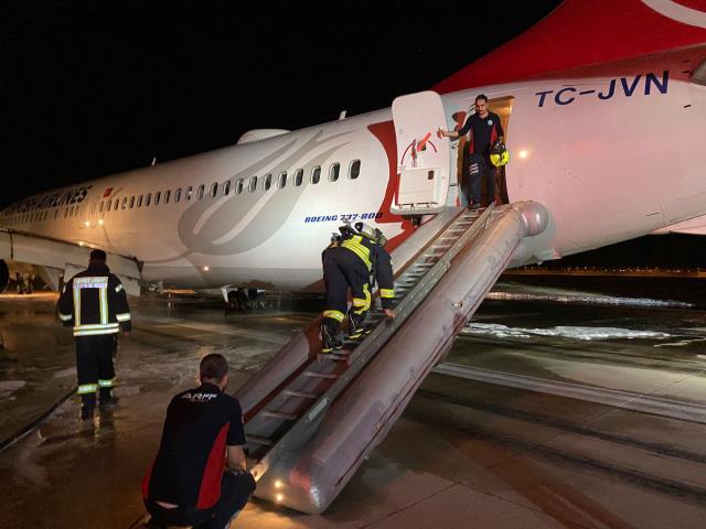 Son dakika! İstanbul-Hatay seferini yapan THY uçağının iniş sırasında lastiği patladı, yolcular güvenli şekilde tahliye edildi